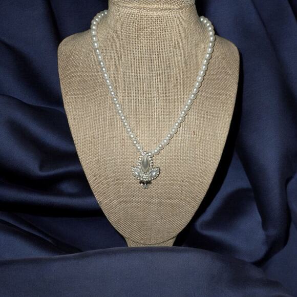 Faux Pearl with Leaf Pendant - Picture 2 of 4